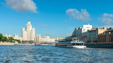 Nehir turist gemileri Kotelnicheskaya seti yakınlarındaki Moskva Nehri boyunca yol alıyor.