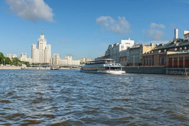 Nehir turist gemileri Kotelnicheskaya seti yakınlarındaki Moskva Nehri boyunca yol alıyor.