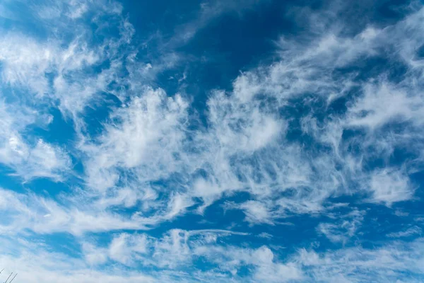 Belo Céu Azul Com Nuvens Cirrus Espalhadas Pelo Vento Como — Fotografia de Stock