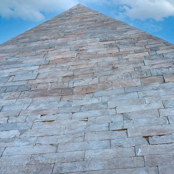 Piramida Cestiusza Stolicy Włoch Przeciwko Błękitnemu Zachmurzonemu Niebu — Zdjęcie stockowe