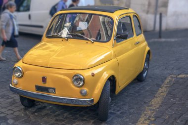 Roma, İtalya - 13 Ekim 2019 - Güzel, küçük, eski bir araba.