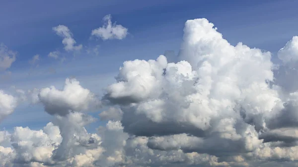 Hermoso Cielo Azul Con Nubes Blancas Como Fondo Natural —  Fotos de Stock