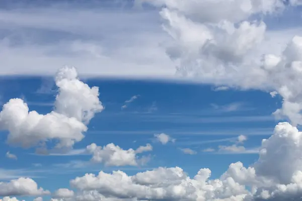 Beau Ciel Bleu Avec Des Nuages Blancs Comme Fond Naturel — Photo