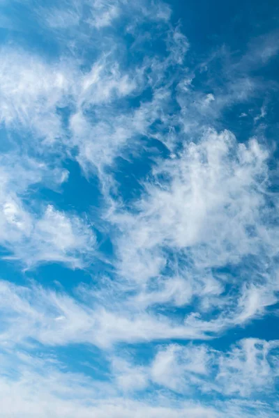 Krásná Modrá Obloha Cirrus Mraky Rozptýlené Větrem Jako Přirozené Pozadí — Stock fotografie