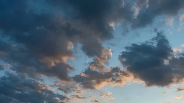 Modrá Obloha Tmavými Mraky Osvětlené Večerním Západem Slunce Jako Přirozené — Stock fotografie