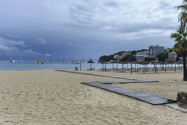 Holzsteg Strand Vor Dem Hintergrund Des Meeres Mit Yachten Und — Stockfoto