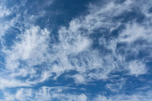 Krásná Modrá Obloha Cirrus Mraky Rozptýlené Větrem Jako Přirozené Pozadí — Stock fotografie