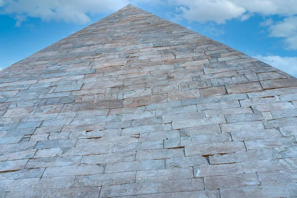 Talya Nın Başkentinde Mavi Bulutlu Gökyüzüne Karşı Cestius Piramidi — Stok fotoğraf