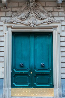 Roma, İtalya 'nın tarihi bölümünde güzel dekoratif kapılı ahşap kapılar.