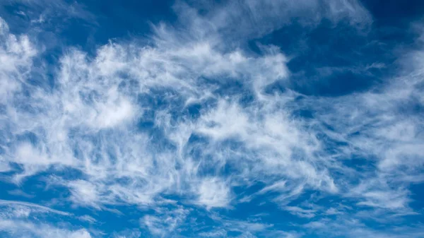 Krásná Modrá Obloha Bílým Cirrus Mraky Jako Přirozené Pozadí — Stock fotografie