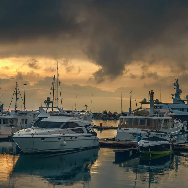 在美丽的落日的背景下 俄罗斯度假胜地黑海的海港上有白色的游艇和小船 — 图库照片