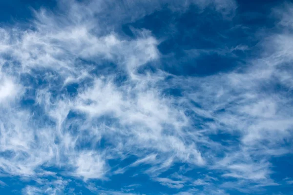 Krásná Modrá Obloha Bílým Cirrus Mraky Jako Přirozené Pozadí — Stock fotografie