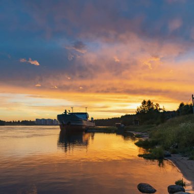 Güzel günbatımı gökyüzü, ön planda bir geminin silüeti.