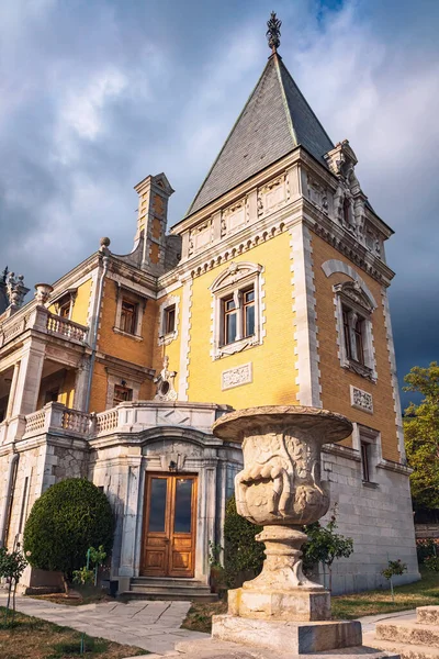 雅尔塔市Massandra宫的立面 建于19世纪 供俄罗斯王室使用 — 图库照片