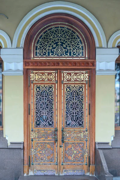 Wooden Door Beautiful Decorative Metal Finish Capital Tatarstan Kazan Russia — Stock Photo, Image