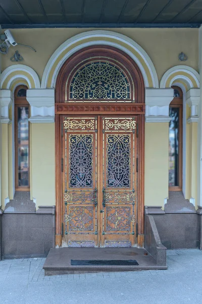 タタールスタンの首都で美しい装飾金属仕上げと木製のドア カザン ロシア — ストック写真