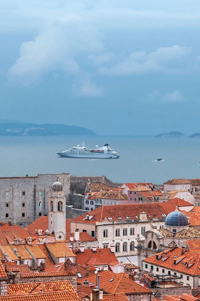 克罗地亚古城 杜布罗夫尼克的红色砖瓦屋顶和有旅游船的海湾的顶部视图 — 图库照片