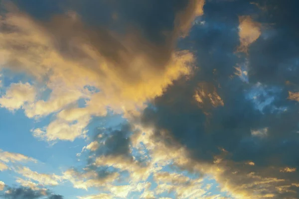 Modrá Obloha Tmavými Mraky Osvětlené Večerním Západem Slunce Jako Přirozené — Stock fotografie