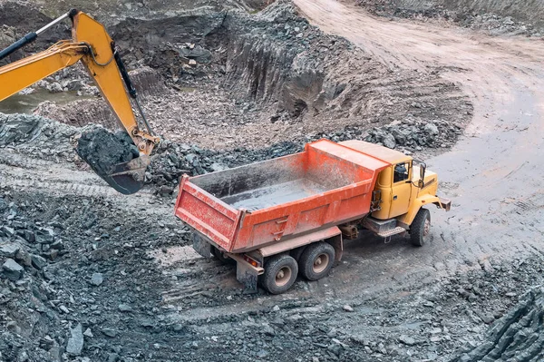 Die Verladung Von Erde Mit Einer Baggerschaufel Den Lkw Aufbau — Stockfoto