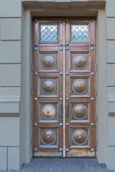 ロシアのカザン市の歴史的な部分で美しいパネルを持つ木製のドア — ストック写真