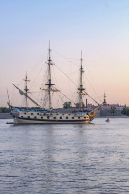 Rus eski savaş gemisi Poltava, Peropavloskaya kalesinin arka planına karşı Neva 'ya park etmişti.