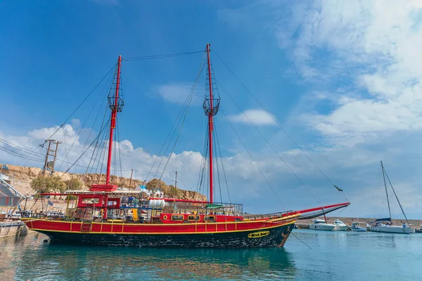 Starobylá Plachetnice Pro Přepravu Turistů Podél Pobřeží Řeckého Ostrova Kréta — Stock fotografie