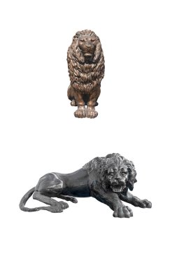 Tehditkar aslanların iki bronz heykeli. Güç kavramı, güç. Beyaz arkaplanda izole