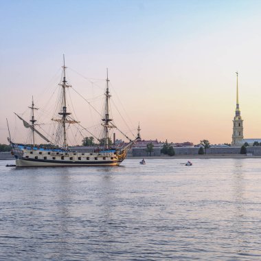 Rus eski savaş gemisi Poltava, Peropavloskaya kalesinin arka planına karşı Neva 'ya park etmişti.