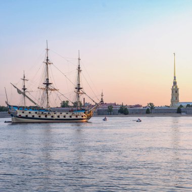 Rus eski savaş gemisi Poltava, Peropavloskaya kalesinin arka planına karşı Neva 'ya park etmişti.