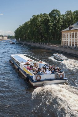 St. Petersburg, Rusya 'daki Fontanka Kanalı' ndaki turizm gemilerinin manzarası