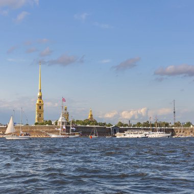 Küçük yelkenliler ve beyaz bir turist gemisi Peter ve Paul Kalesi 'nin duvarlarında Neva' ya demirlediler.