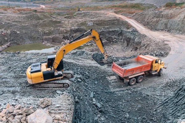 Proceso Carga Del Suelo Con Cucharón Excavadora Cuerpo Del Camión — Foto de Stock