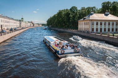 St. Petersburg, Rusya 'daki Fontanka Kanalı' ndaki turizm gemilerinin manzarası