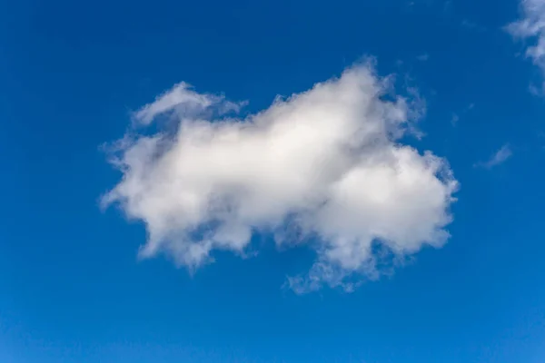 Grand Nuage Cumulus Texturé Contre Ciel Bleu Été Comme Fond — Photo