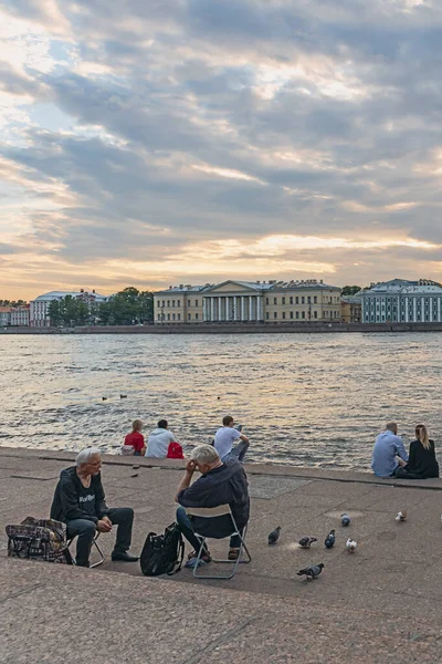 Petersburg Russia June 2020 Group Young People Resting Banks Neva — Stock Photo, Image