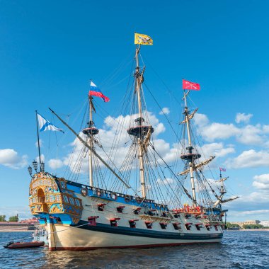 Peter ve Paul Kalesi 'nin arka planında Neva Nehri' ne park etmiş eski Rus askeri yelkenli gemisi Poltava 'nın yan görüntüsü.
