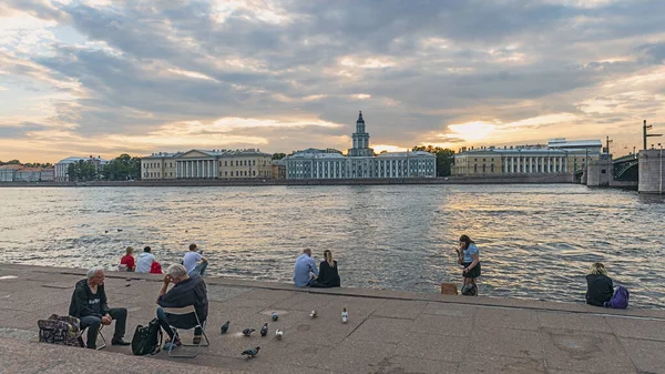 Petersburg Russia June 2020 Group Young People Resting Banks Neva — Stock Photo, Image