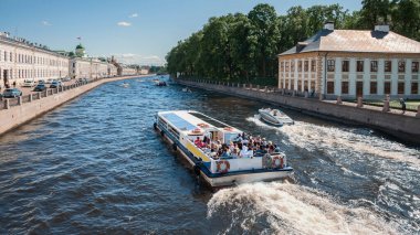 St. Petersburg, Rusya 'daki Fontanka Kanalı' ndaki turizm gemilerinin manzarası