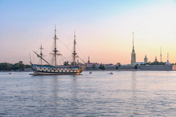 Russian Old Sailing Warship Poltava Parked Neva Background Peropavloskaya Fortress — Stock Photo, Image