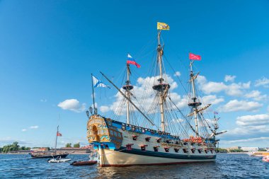 Peter ve Paul Kalesi 'nin arka planında Neva Nehri' ne park etmiş eski Rus askeri yelkenli gemisi Poltava 'nın yan görüntüsü.