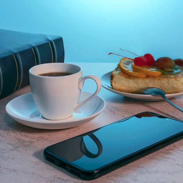 Smartfon Filiżanka Herbaty Talerzu Kawałek Pysznego Domowego Ciasta Talerzu Drewnianym — Zdjęcie stockowe