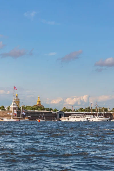 Small Sailboats White Tourist Ship Moored Neva Walls Peter Paul — Stock Photo, Image