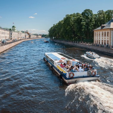 St. Petersburg, Rusya 'daki Fontanka Kanalı' ndaki turizm gemilerinin manzarası