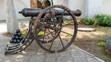 Tekerlek üzerinde eski bir demir top ve Kazan Kremlin bölgesinde bir demir çekirdek piramidi.