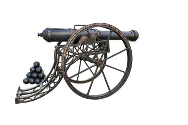 Tekerlekler üzerinde antik demir top ve beyaz zemin üzerinde izole edilmiş demir çekirdekler piramidi