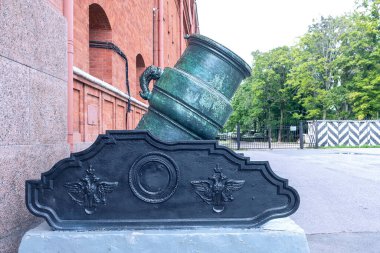 387 mm kuşatma havanının bronz namlusu. 17. yüzyılın sonu. Demir makinesi, sahtecilik, 1850. - Rusya. St. Petersburg 'daki Topçu Müzesi