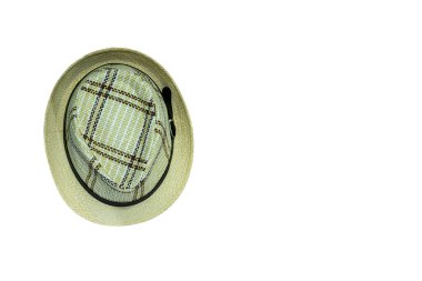 Beyaz arkaplanda izole edilmiş geometrik desenli erkek şapkasının üst görünümü