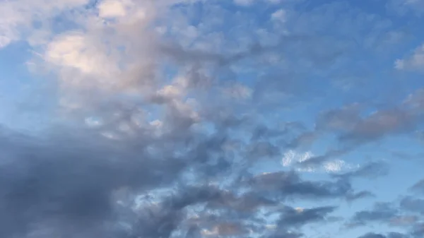 Renkli Desenli Mavi Gökyüzü Bir Yaz Gününün Sonunda — Stok fotoğraf