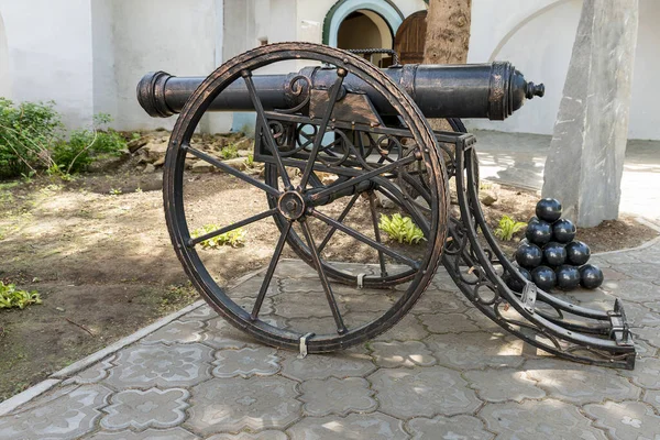 喀山克里姆林宫境内的古老铁炮和铁心金字塔 — 图库照片