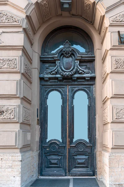 Porta Madeira Com Belo Acabamento Decorativo Parte Histórica Cidade Russa — Fotografia de Stock